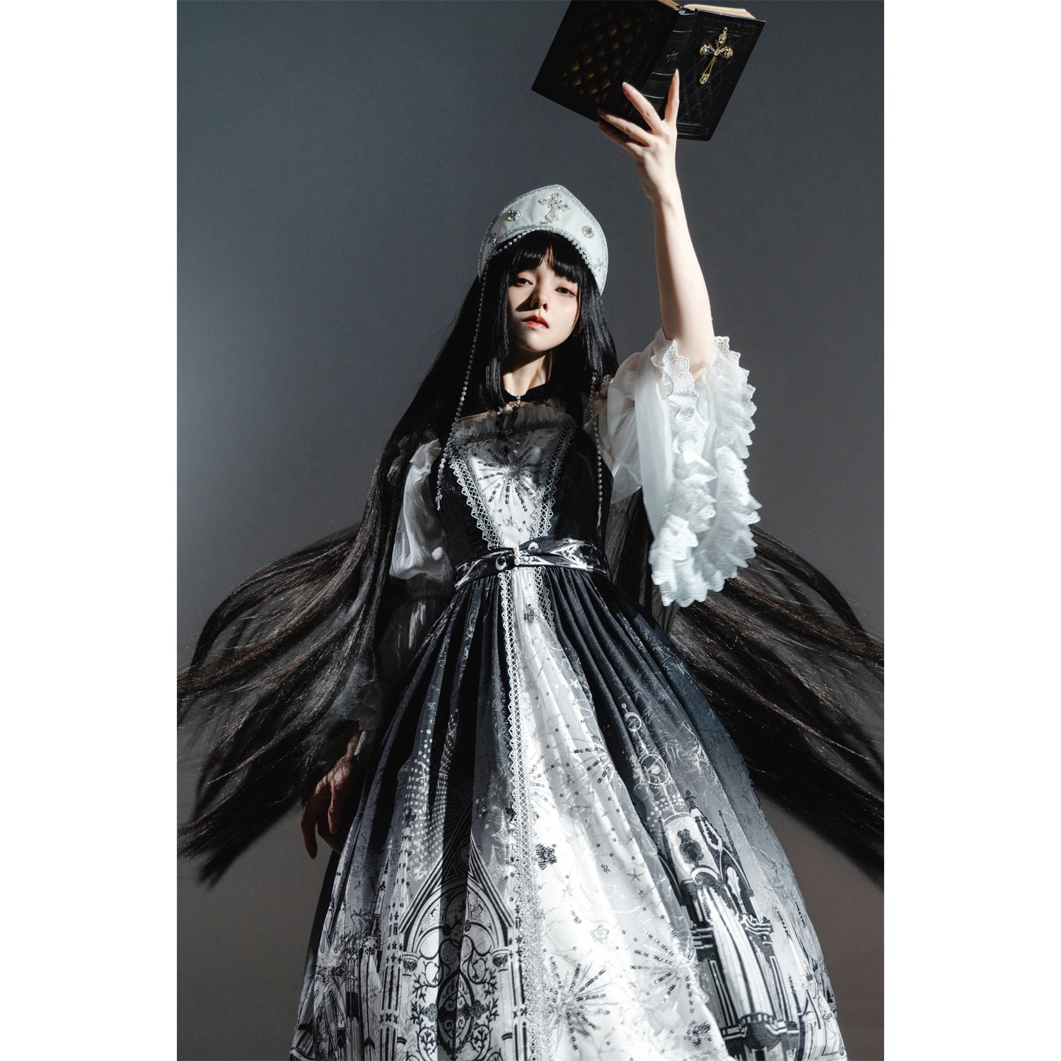 月夜の修道女の刺繍ジャンパースカート