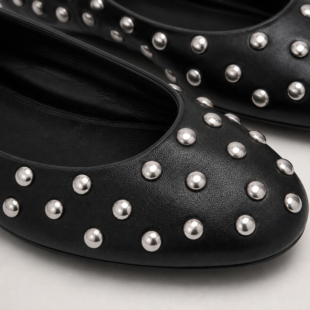 Detalle de primer plano de bailarinas negras con tachuelas de metal