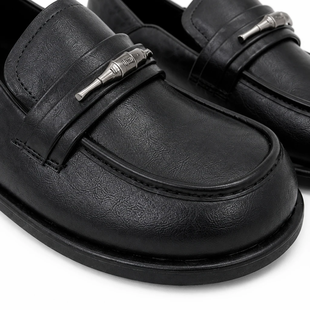 Detalle en primer plano del material y las costuras del mocasín con punta redondeada