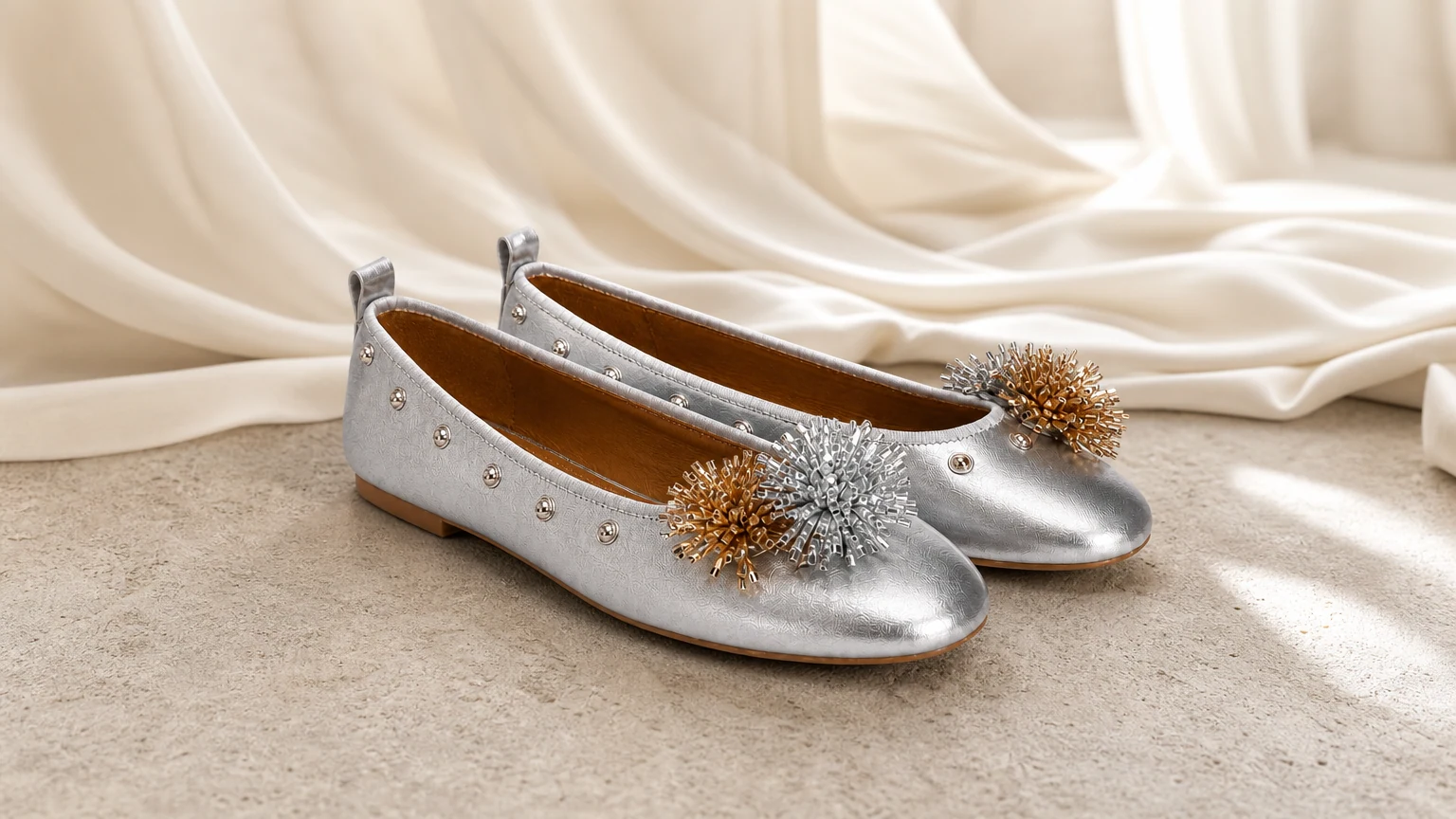 Flache Ballerinas mit runder Zehenpartie und Nieten in einer horizontalen Szene