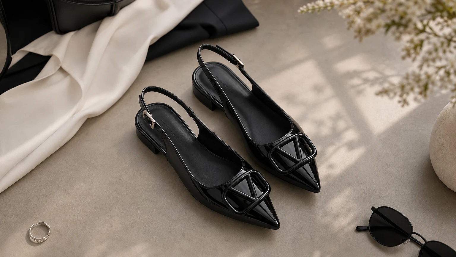 Schwarze Slingback-Schuhe mit Schnalle in Lackoptik im horizontalen Modestil