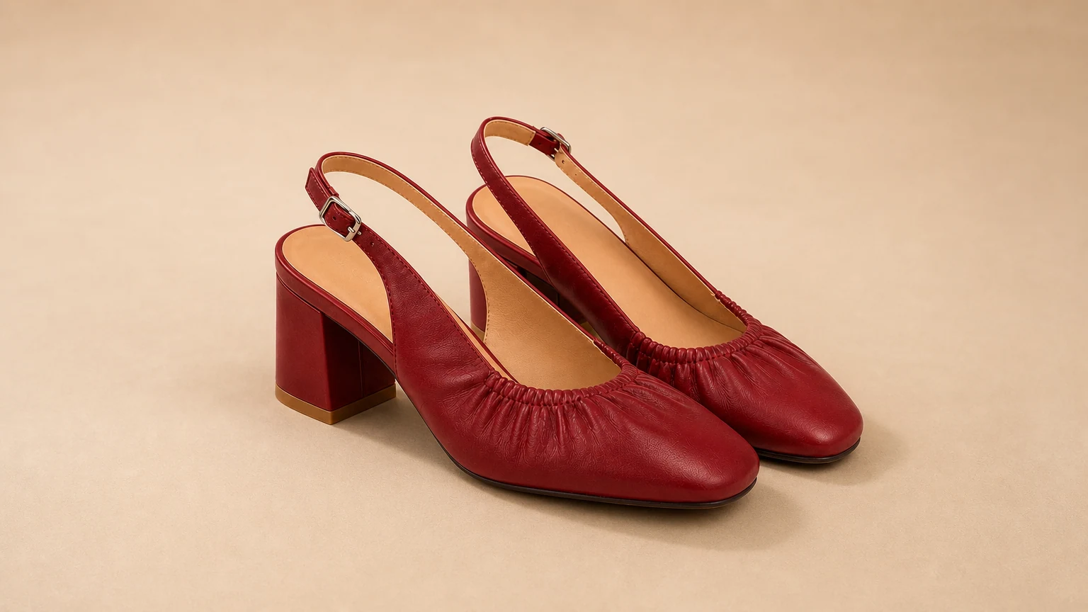 Weiche Schuhe mit gerafftem Obermaterial und niedrigem Blockabsatz im warmen Editorial-Stil
