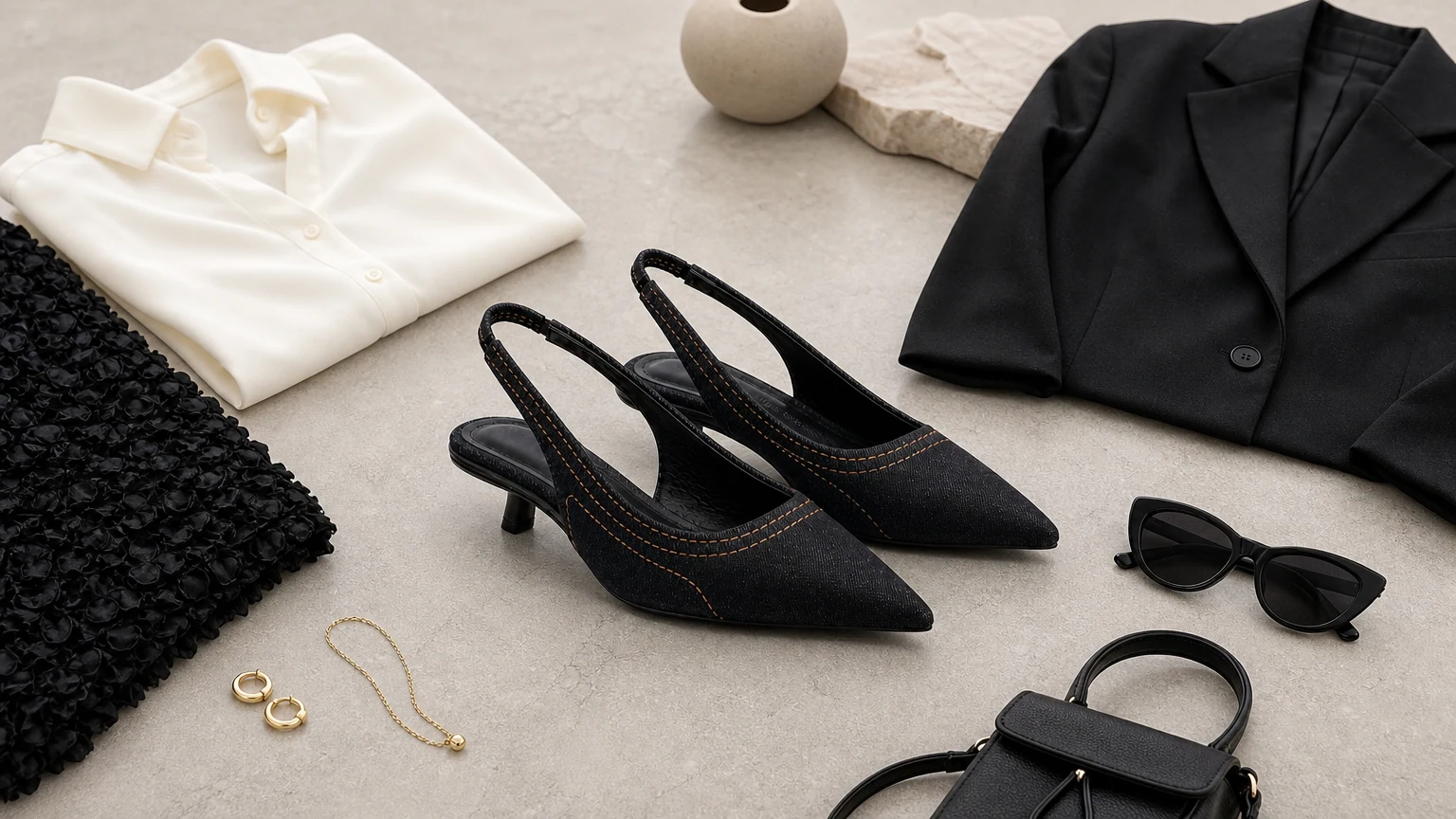 Tocuri slingback cu vârf ascuțit cu împânzire, stilate într-o scenă orizontală
